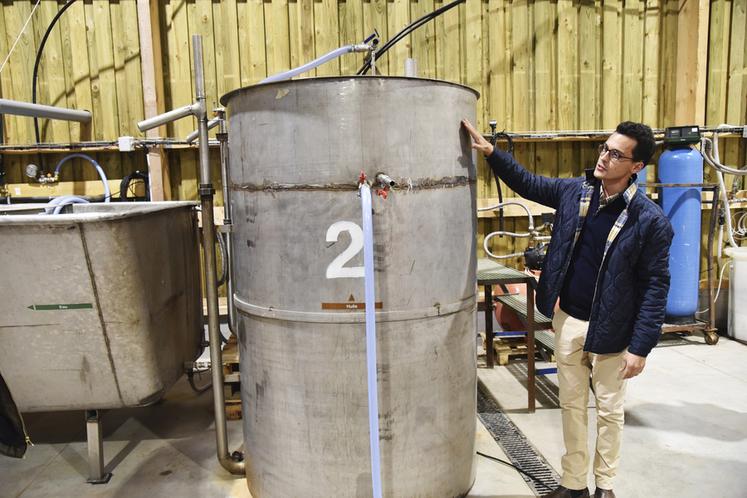 Thomas Palfroy présente les installations, dont le fonctionnement en circuit fermé de l'eau.