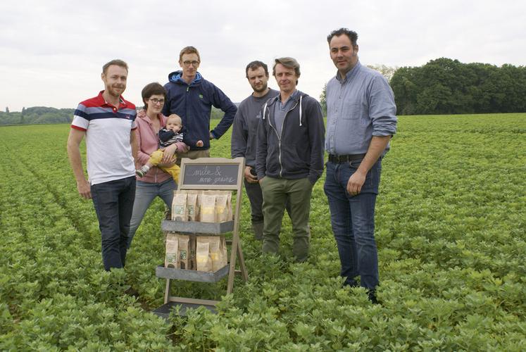 Six producteurs forment Émile et une graine. De g. à d. : Thierry Desforges, Morgane et Guillaume Brierre (et leur fils Émile), Maximilien Petit, Rodolphe Fouquet et Nicolas Galpin.