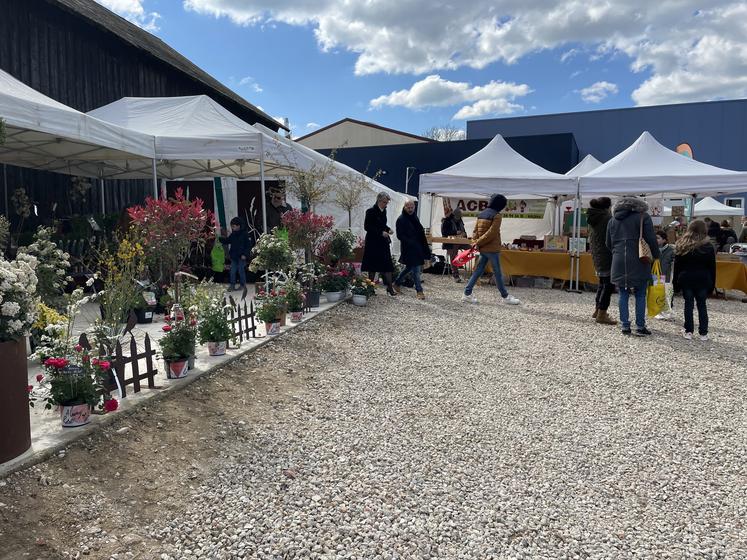 Dimanche 3 avril, à Chandres. De nombreux exploitants proposent leurs productions à l'occasion du marché fermier.