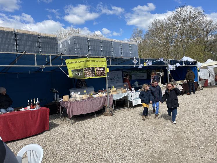 Dimanche 3 avril, à Sours. De nombreux exploitants proposent leurs productions à l'occasion du marché fermier de la brasserie de Chandres.