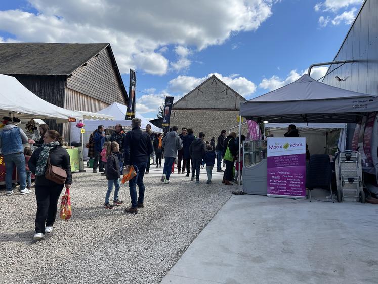 Dimanche 3 avril, à Sours. De nombreux exploitants proposent leurs productions à l'occasion du marché fermier de la brasserie de Chandres.