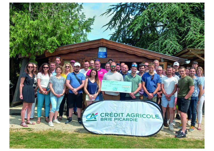 Égreville, vendredi 9 juin. À l'issue de la journée, les Jeunes agriculteurs ont reçu un chèque pour soutenir leur participation au moiss-batt-cross.