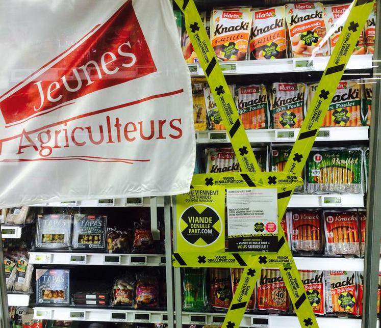 A Pithiviers, les Jeunes Agriculteurs de Neuville-Outarville ont passé en revue les rayons du Leclerc.