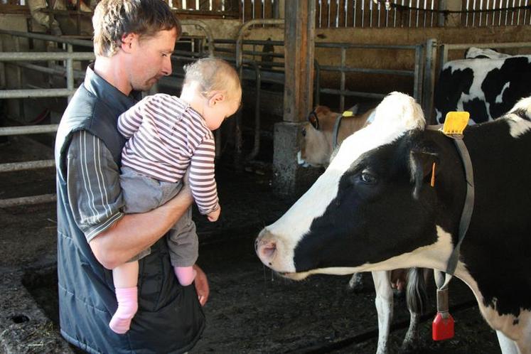 Les enfants de moins de 2 ans exposés à la poussière de ferme et aux endotoxines auraient moins d’allergies.