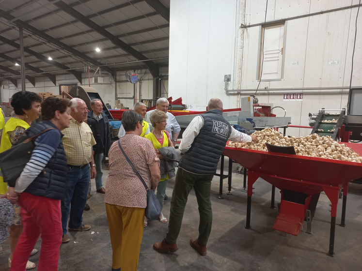 La Section des anciens a visité les installations de la Ferme des Arches sous la conduite de son directeur Jean-Luc Parou (à d.).