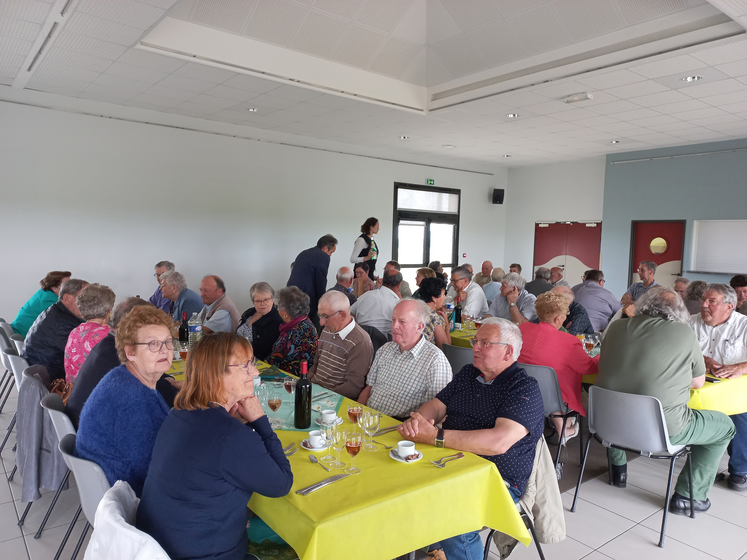 repas partagé à la salle des fêtes de Guillonville