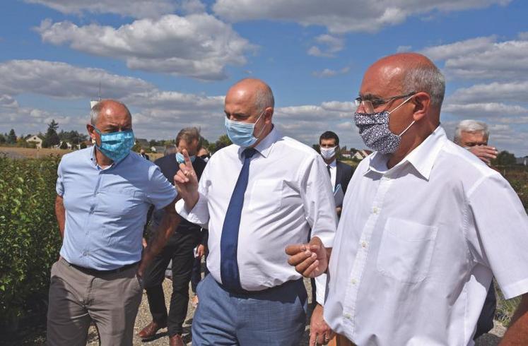 En visite dans le Loiret, le secrétaire d'État, Laurent Pietraszewski (au c.) a visité la pépinière des Pinelles, gérée par les frères Patrice et Bruno Baudu.