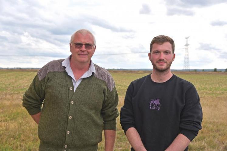 Alain Templier aux côtés de son fils ingénieur, Alexandre, qui lui a fait découvrir le bambou géant.