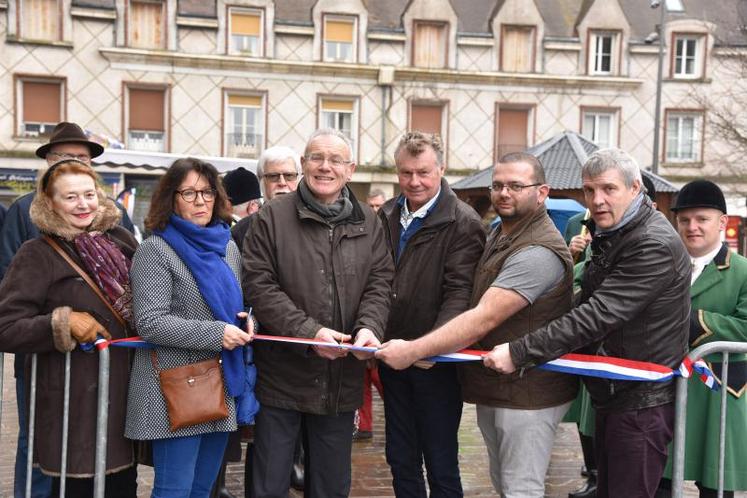 Le 10 mars, les élus de la commune de Gien on inauguré la 1 440e Foire des cours, qui comptait une cinquantaine d'exposants.