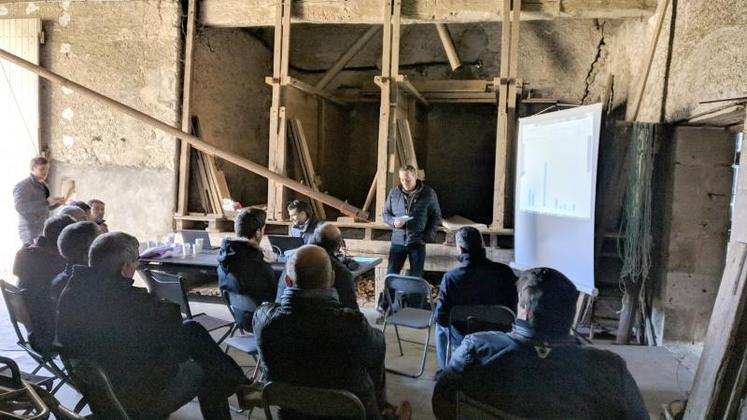 La réunion de lancement s’est déroulée le 13 mars à Vennecy. Au programme : présentation du projet et remise des stations météo connectées aux agriculteurs, en présence du financeur.