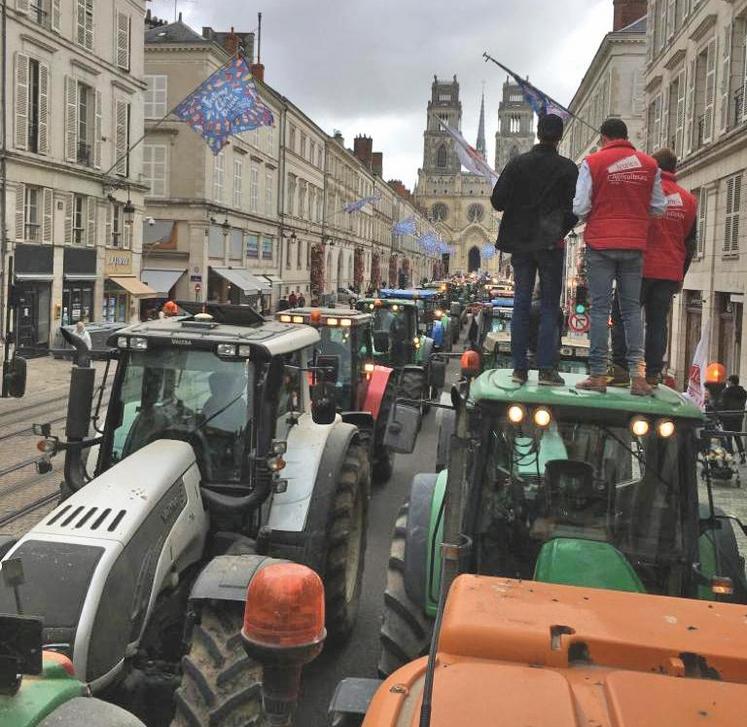 Soixante-quinze tracteurs ont débarqué dans la rue Jeanne-d’Arc.