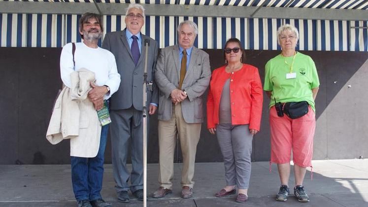 De gauche à droite : Gérard Boutet, Jean-Pierre Sueur, Jean-Noël Cardoux, Nicole Lepeltier et Nicole Cuvècle, présidente de l’association les Huit communes et le bois, organisatrice de l’évènement.