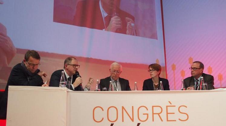 De gauche à droite : Guillaume Piva; Jean-Marc Bournigal, Jacques Mathieu, Catherine Deschamps et Thierry Lemaître.