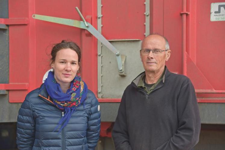 Flavie Delattre attaque sa troisième moisson aux côtés de son oncle Benoît Lambert qui lui a laissé le flambeau de la Ferme de la Queuvre.