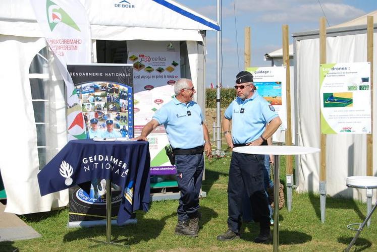 La gendarmerie présente sur le stand de la Chambre à
Innov Agri.