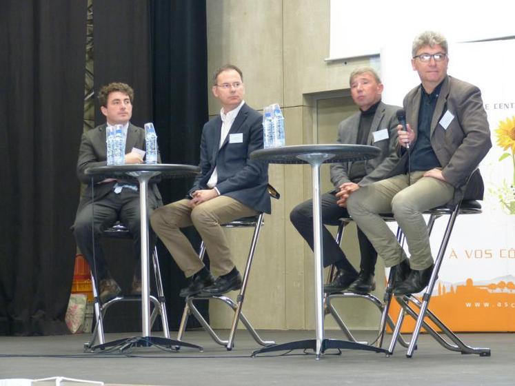 Table ronde avec les 3 intervenants et Louis Sagot-Duvauroux, à gauche, directeur de l'AS Centre Loire et de la FDSEA