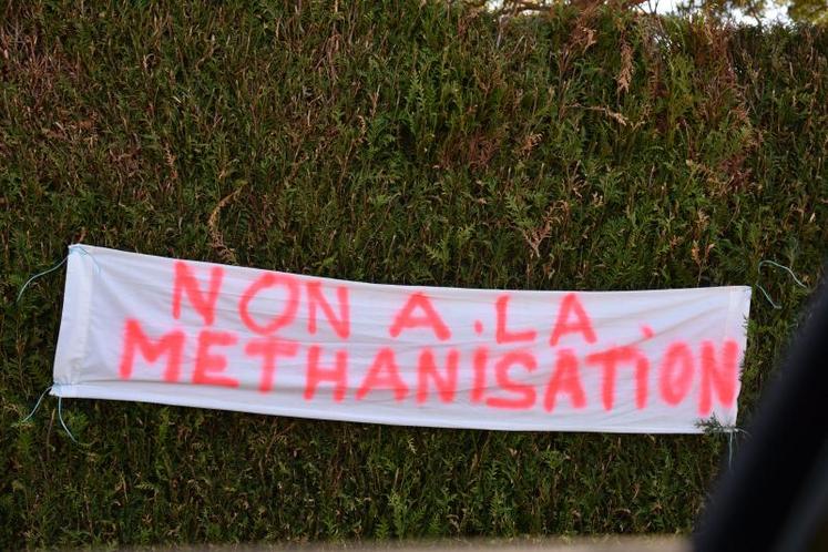 Plusieurs banderoles dénonçant le projet de méthanisation ont été installées en bord de route du petit hameau où réside Nicolas Petit.