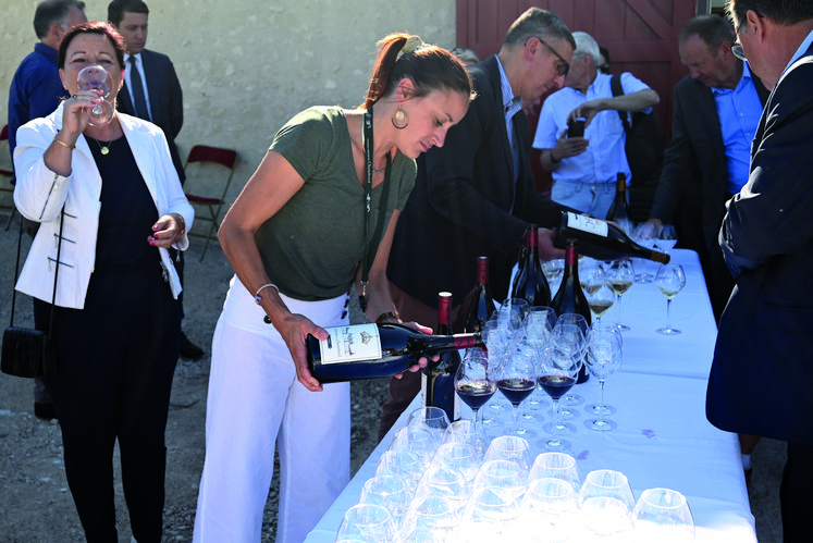 Lundi 4 juillet, à Chambord. Le chai est inauguré avec du vin bien sûr !