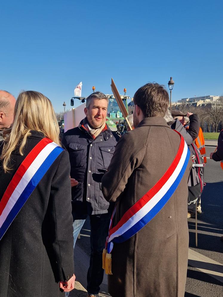 Sébastien Méry, récemment élu président de la FNSEA 45, en discussion avec des parlementaires loirétains.