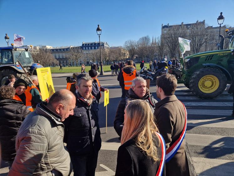 Sébastien Méry, récemment élu président de la FNSEA 45, en discussion avec des parlementaires loirétains.