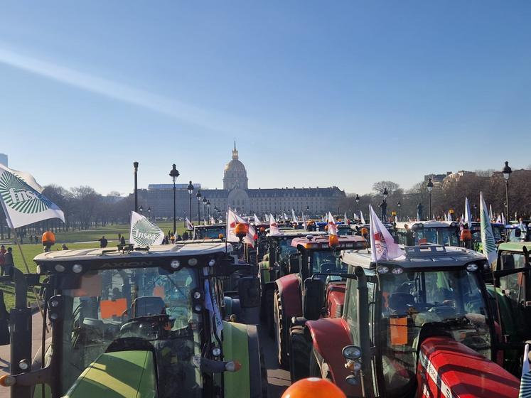 650 tracteurs aux Invalides, à Paris, le 8 février 2023.