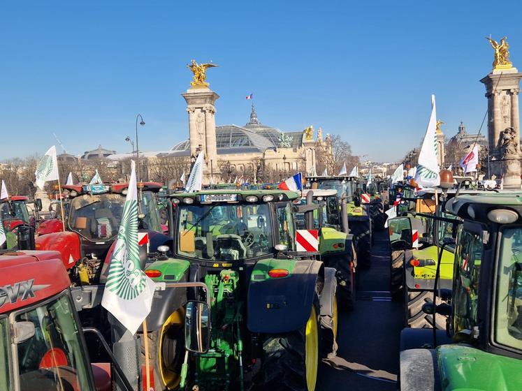 650 tracteurs aux Invalides, à Paris, le 8 février 2023.