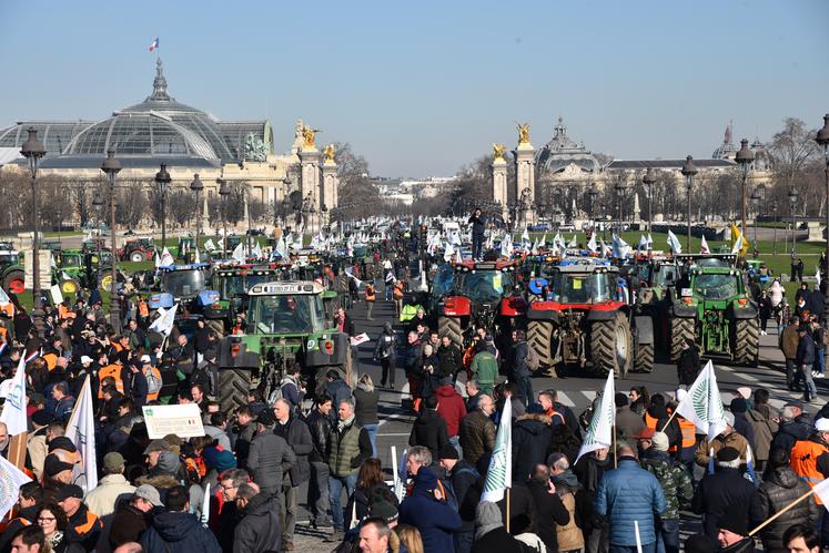 Mercredi 8 février, plus de 3 000 agriculteurs, avec 650 tracteurs, ont manifesté aux Invalides à Paris face à la suppression massive de leurs outils de production.  