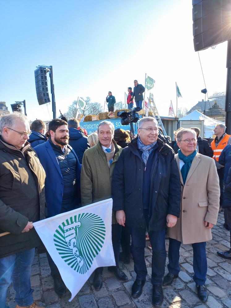 Les élus euréliens mobilisés : de g. à d., Pascal Laya (FNSEA 28), Guillaume Kasbarian (député), Philippe Vigier (député), Éric Thirouin (chambre d'Agriculture 28) et Luc Lamirault (député).