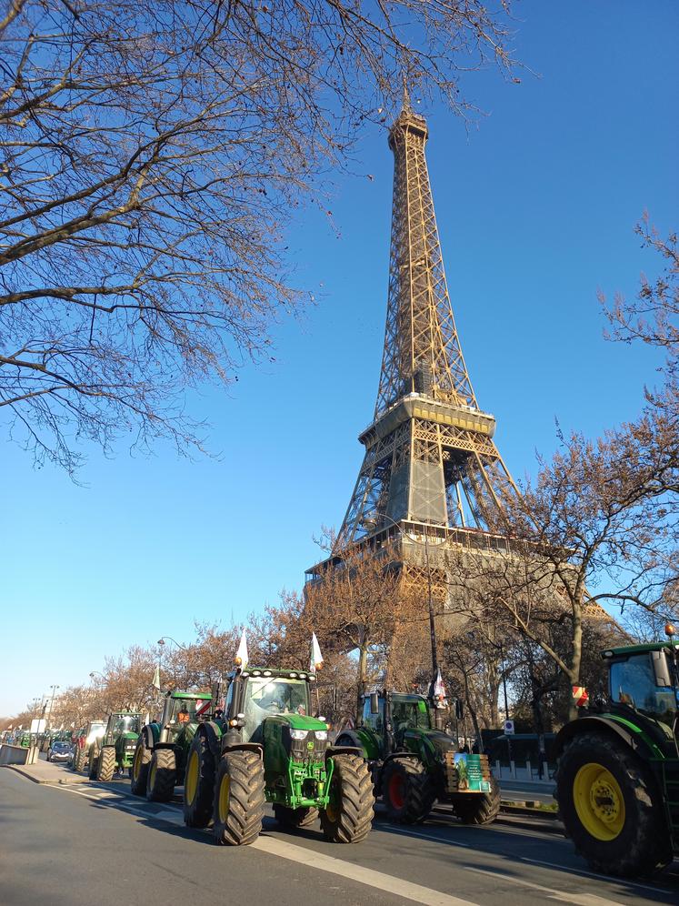 Les tracteurs devant la Tour Eiffel le 8 février 2023 à Paris.