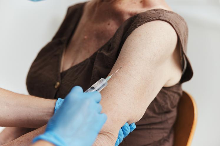 Une femme se faisant vacciner.