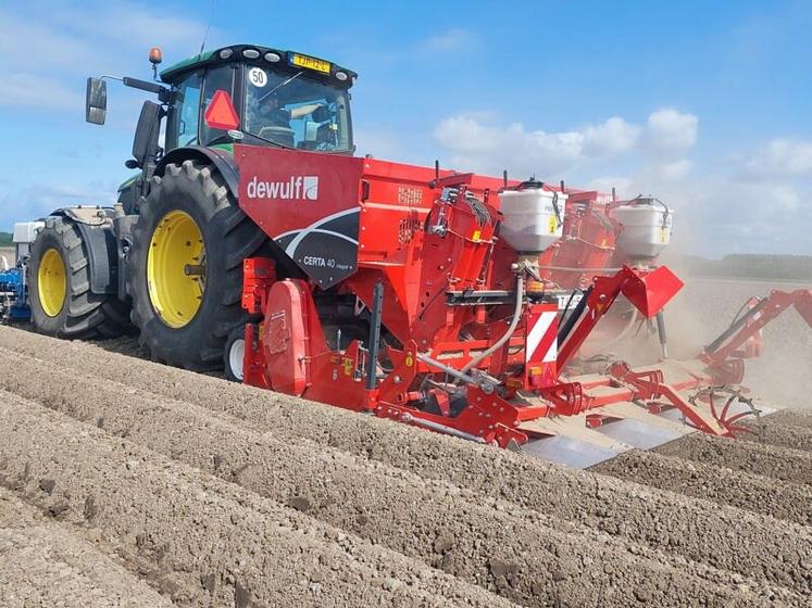 Neuf grandes roues sont nécessaires pour supporter le poids de la machine et assurer le contrôle automatique de la profondeur de travail.