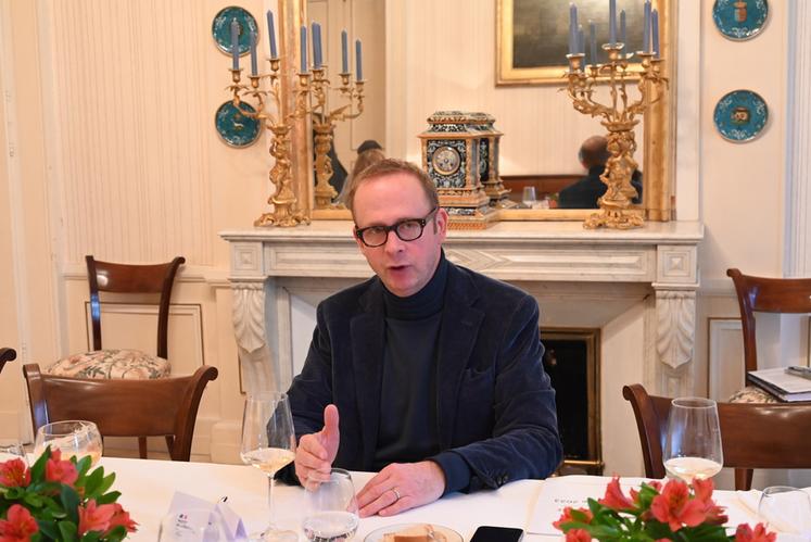 Mardi 28 novembre, à Blois. Le préfet Xavier Pelletier répond aux questions de la presse locale lors d'une conférence de presse.