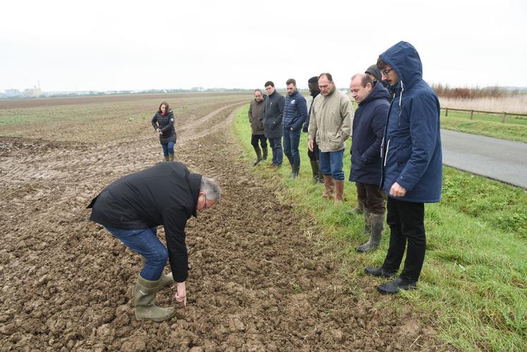 Vendredi 1er décembre, à Gellainville. Sur une parcelle de Jean-Michel Laigneau, Éric Thirouin montre au conseiller agricole d'Emmanuel Macron, Mathias Ginet (à d.), qu'il est impossible de travailler cette terre gorgée d'eau.