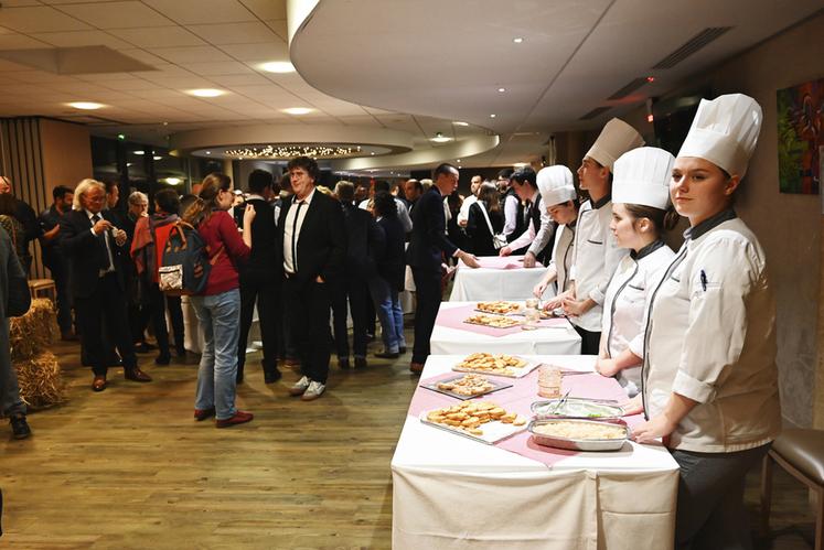 Mardi 7 novembre, à Blois. Tous les élèves de terminale en bac pro au lycée hôtelier de Blois ont confectionné et servi les amuse-bouches lors du cocktail dînatoire des producteurs.