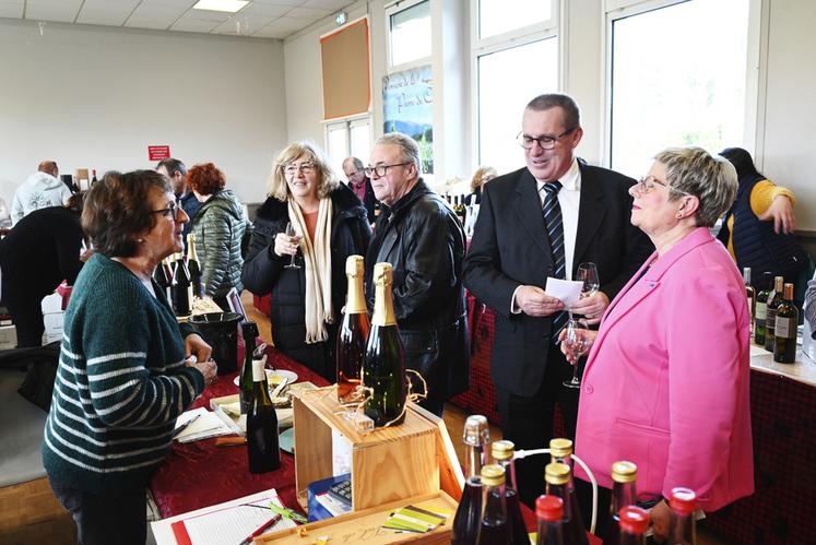 Henry Boussiquot, maire de Saint-Lubin, et Catherine Lhéritier, vice-présidente du conseil départemental, ont rencontré les vignerons et vigneronnes lors du Festival des vins. 