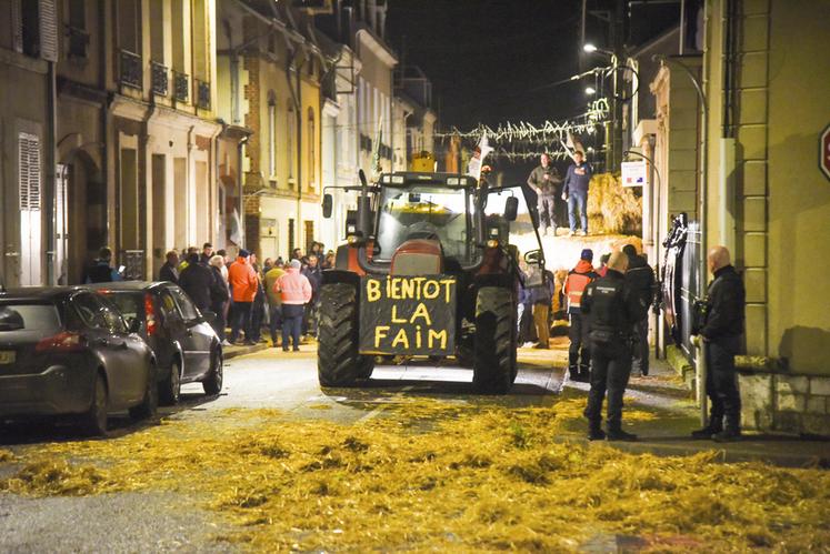 Lundi 4 décembre, à Châteaudun. Bien décidé à se faire entendre, Jeunes agriculteurs d'Eure-et-Loir a impulsé la mobilisation devant les sous-­préfectures.