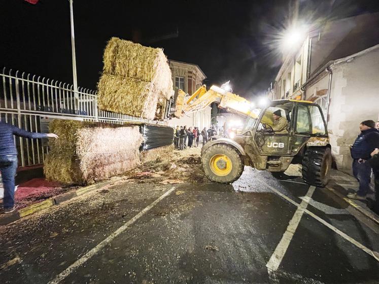En quelques minutes, un mur de paille est monté devant la sous-préfecture qui se retrouve complètement bloquée.