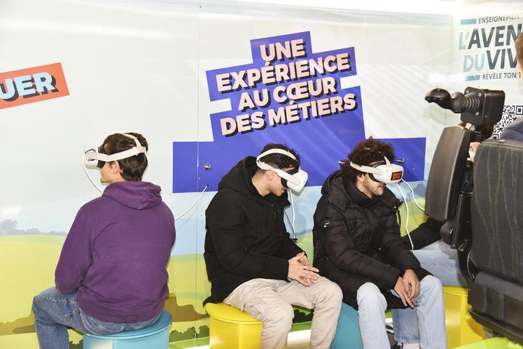 Des élèves du lycée agricole privé Sully, à Magnanville, découvrent les métiers de la filière agricole grâce à des casques de réalité virtuelle.