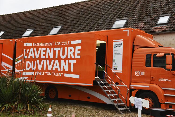 Du 4 au 6 décembre, le bus L'aventure du vivant a fait étape à Magnanville. 