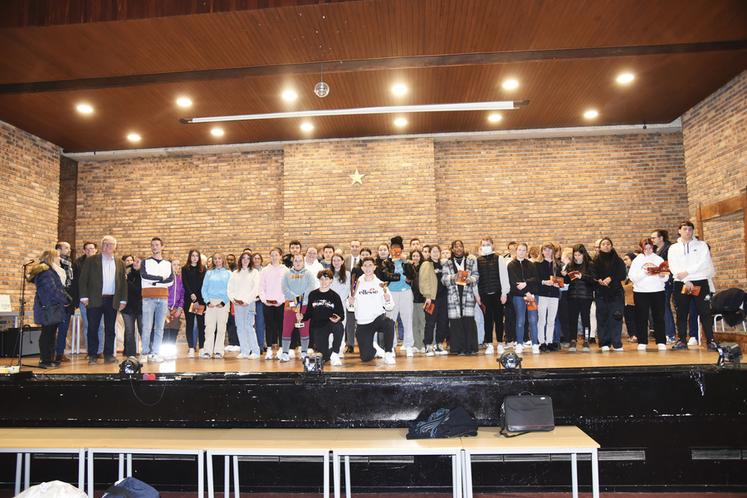 Brie-Comte-Robert, vendredi 1er décembre. Les lauréats aux côtés des participants à la finale de jugement de bétail.