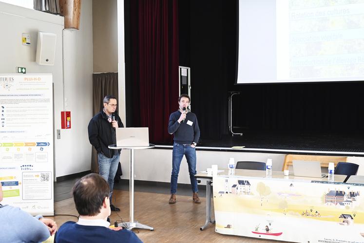 Franck Baechler et Baptiste Perdereau, tous deux agriculteurs, ont expliqué leur système qui allie animaux et grandes cultures. 