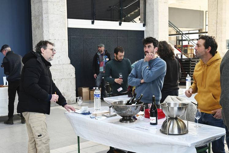 Samedi 2 décembre, à la Halle aux grains à Blois. Simon Tessier, vigneron à Cheverny, était présent lors du dernier salon des Vins du coin. 