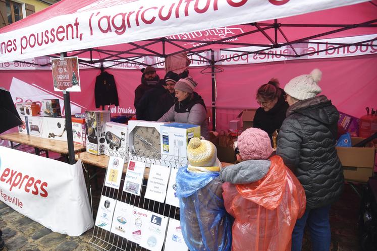 Une loterie et des boissons sur le stand des Jeunes agriculteurs.