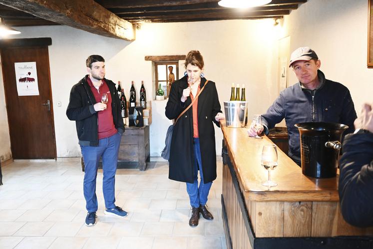 Après la visite des caves et des vignes, une dégustation des vins du Domaine de Marcé a eu lieu avec les explications du vigneron Christophe Godet.  