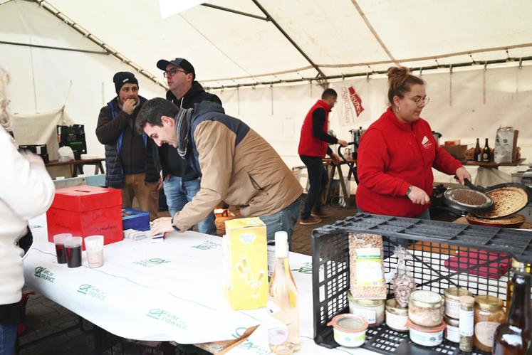 Les membres du syndicat Jeunes agriculteurs de Loir-et-Cher ont proposé crêpes et boissons chaudes durant tout le week-end.