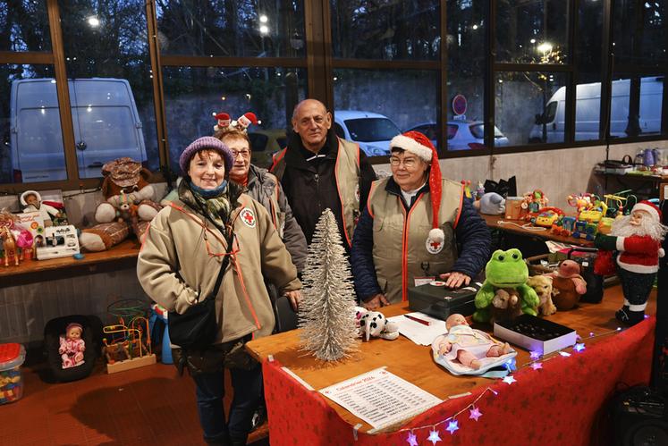 Une vingtaine de bénévoles de la Croix-Rouge étaient présents samedi 16 décembre au marché couvert en même temps que Noël à la ferme pour une vente d'objets et de vêtements. 