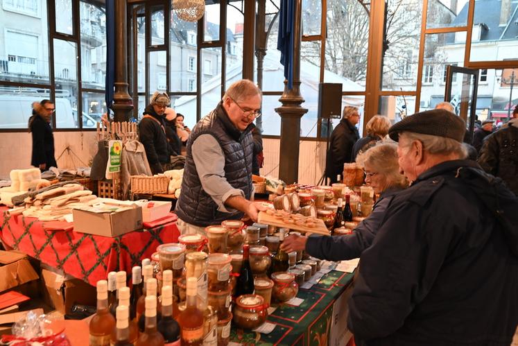 Les producteurs ont fait découvrir et déguster leurs produits locaux aux nombreux passants pour le plus grand plaisir de leurs papilles. 