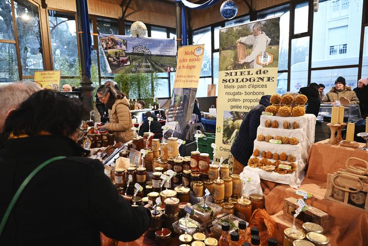 Les producteurs locaux ont présenté leurs nombreux produits tandis que les consommateurs ont commencé à faire leurs courses de Noël. 