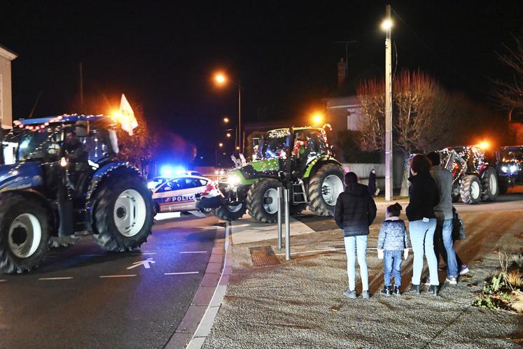 Les tracteurs décorés de guirlandes ont défilé dans les rues de Vendôme devant des passants impressionnés. 