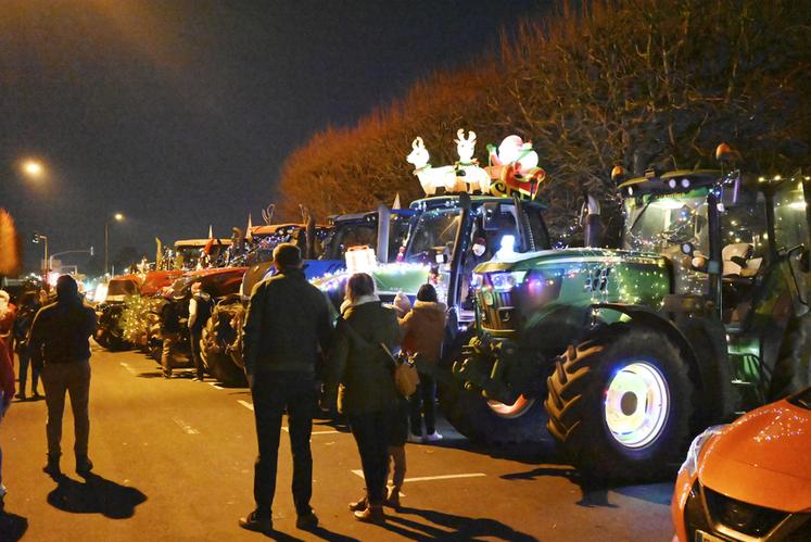 Pour l'occasion, les membres de JA 41 de trois cantons différents ont décoré leurs tracteurs avec des guirlandes et autres décorations aux couleurs de Noël. 